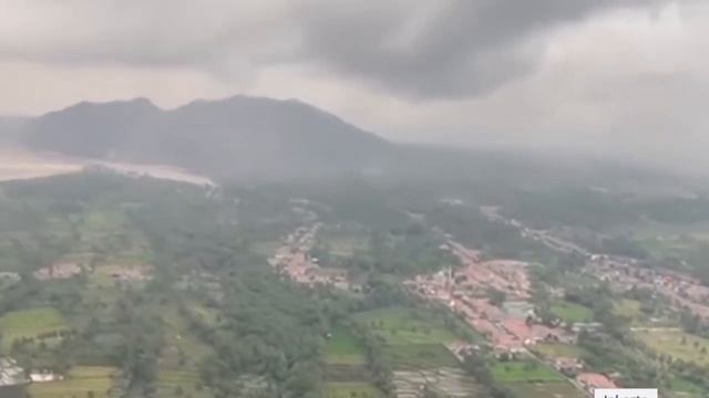 At least 13 people are dead and 56 injured after volcano erupts on the Indonesian island of Java смотреть онлайн
