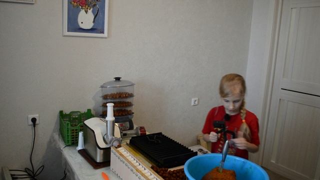 Разыграл дочу. Взгляд ребенка на приготовление бойлов смотреть онлайн