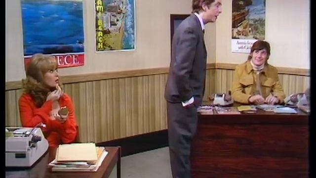 Monty Python's Flying Circus: Disgruntled Holiday Maker, Watney's Red Barrel , смотреть онлайн