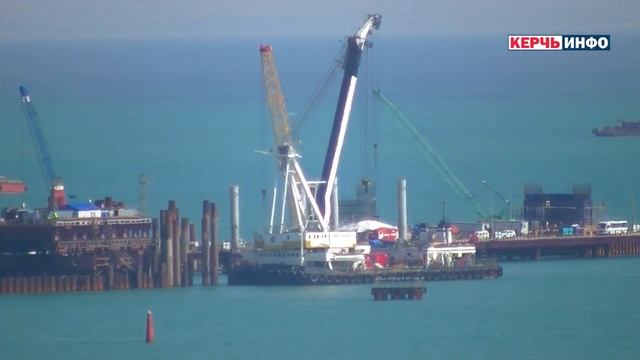 Керченский мост и арка на фарватере крупным планом смотреть онлайн