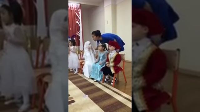 В Сети появилось видео с ребенком в знаменитом "антикризисном костюме" смотреть онлайн