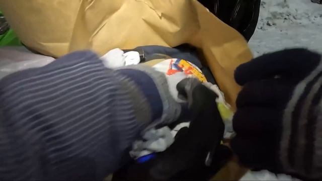 Как я зарабатываю лазая по мусоркам Питера ? Dumpster Diving RUSSIA #21 смотреть онлайн