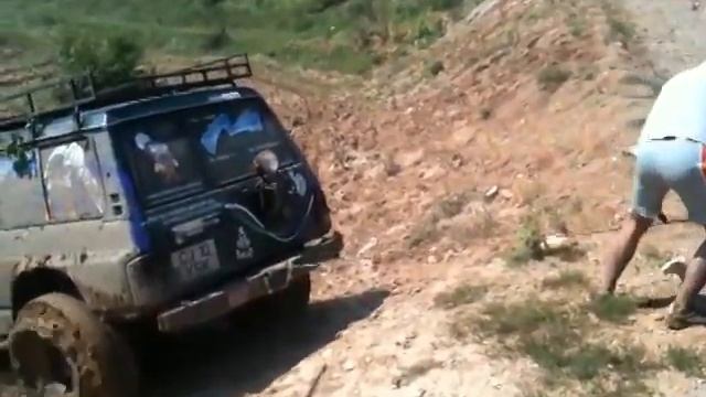 nissan patrol gr y60 pulling out nissan patrol gr y60 from deep mud смотреть онлайн
