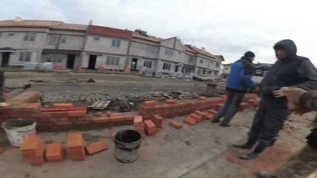 РАБОТА КИПИТ. КЛАДЕМ КИРПИЧ. ТАУНХАУС. смотреть онлайн