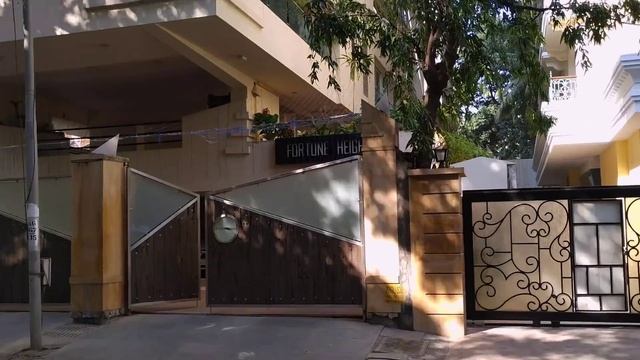Bollywood celebrities house tour in Bandra, Mumbai смотреть онлайн