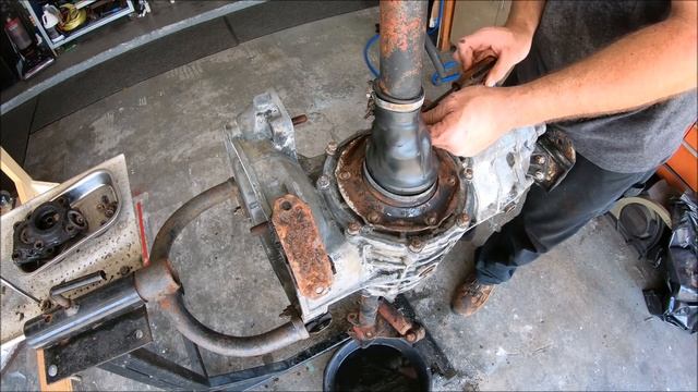 1958-68 Volkswagen Beetle Swing Axle - Axle Shaft and Axle Tube Removal -Franken Beetle Build смотреть онлайн