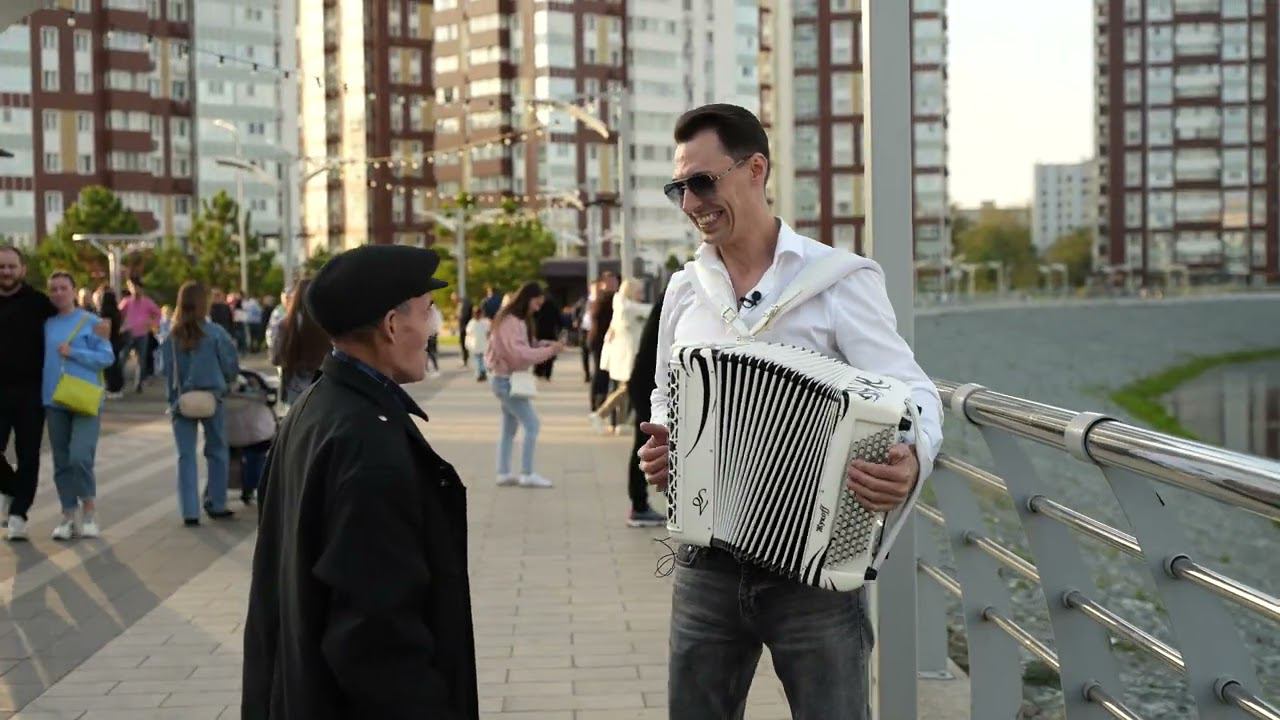 Прохожий дедушка в шоке от шикарного баяна ! Михаил Жуков смотреть онлайн