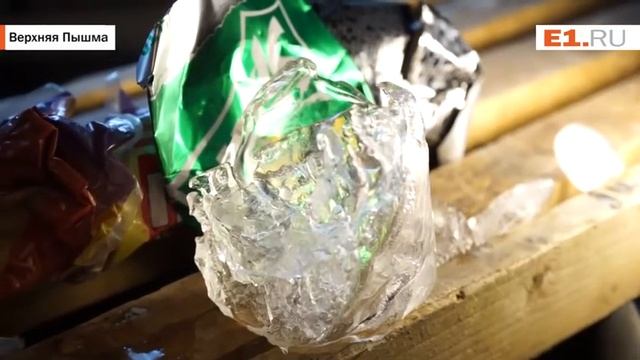 Дедушка фотографирует лёд