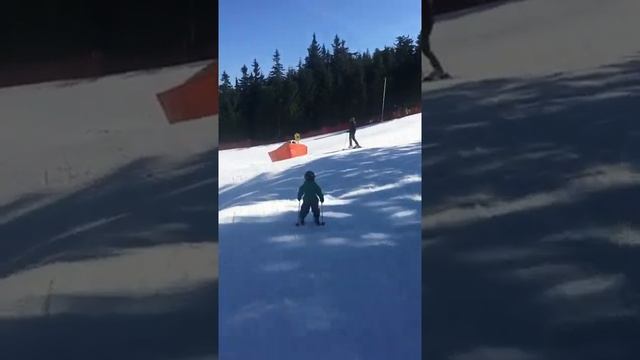 Skiing Profi 3 y.o skiing. 3 летний ребёнок катается на лыжах смотреть онлайн