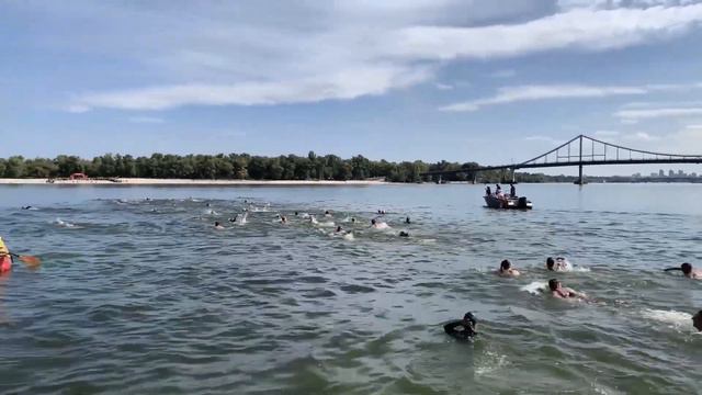 Яна Клочкова переплыла Днепр с друзьями! смотреть онлайн