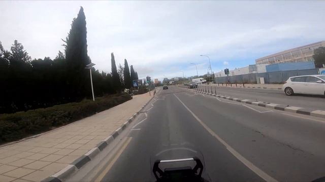 Катаемся на Yamaha Tenere 700 по Никосии. Показываю ДЕЗИГН в Енгоми. смотреть онлайн