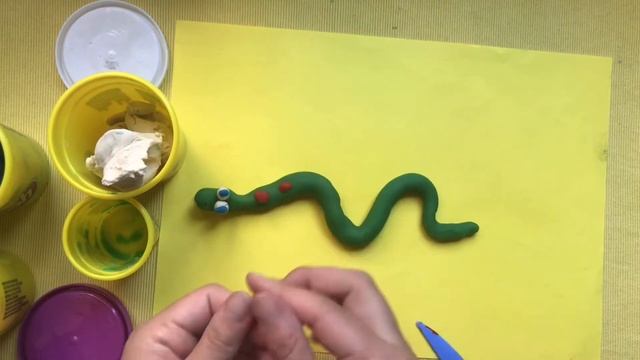 Let’s make a snake and a lizard from Play dough. Лепим змею и ящерицу смотреть онлайн