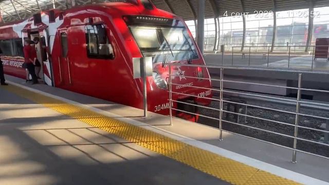ЭД4МКМ 0007 Аэроэкспресс стоит на станции Аэропорт Домодедово в Москве смотреть онлайн
