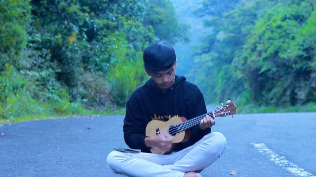 MENDUNG TANPO UDAN-NDARBOY GENK || Cover Ukulele Senar 4 Danang DF смотреть онлайн