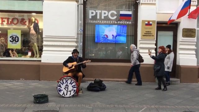 Все столпились посмотреть на собаку • Прогулка по Никольской улице • Москва / AIDA ASKEROVA смотреть онлайн