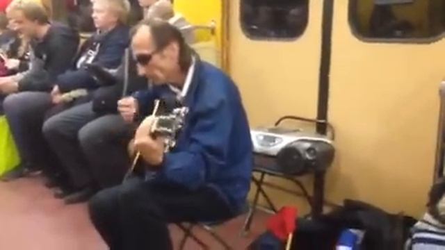 Перформанс мужчины в вагоне метро смотреть онлайн
