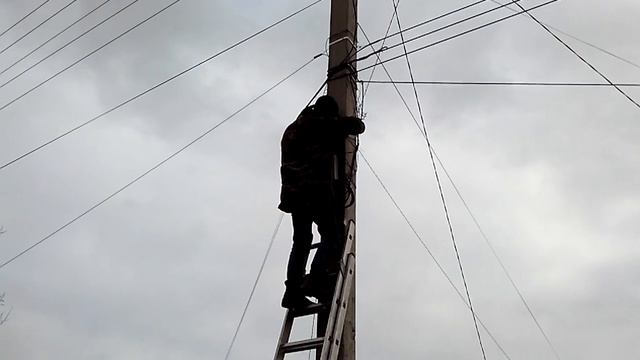 крепим на столб оптико- волоконную муфту.mp4