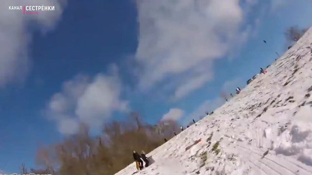 Катаемся на санках с горки. Как много снега. Детское видео про санки смотреть онлайн