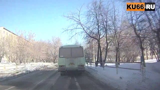 Автобус остановился на пешеходном переходе смотреть онлайн
