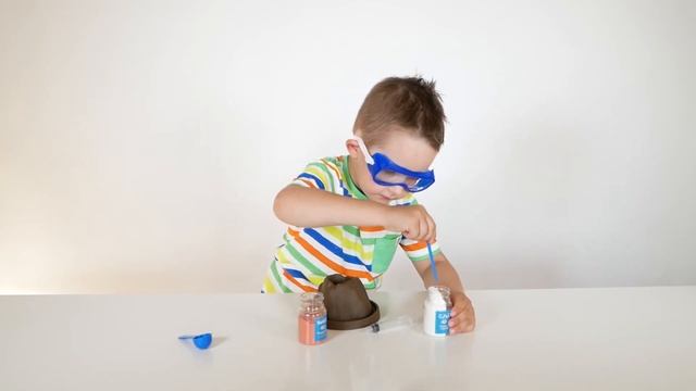 ВЗРЫВ! ИЗВЕРЖЕНИЕ ВУЛКАНА - ПРОВОДИМ ОПЫТ для детей в домашних условиях смотреть онлайн