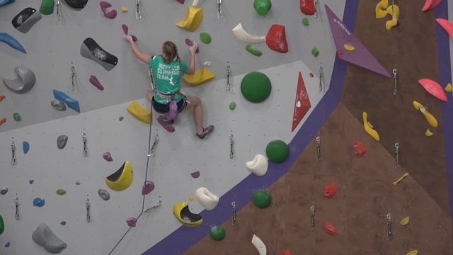 Тренировки спортсменов на новом скалодроме смотреть онлайн