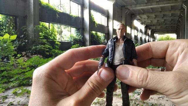 Ремонт коллекционной фигурки Мерл Диксон Ходячие мертвецы Merle Dixon - McFarlane Toys смотреть онлайн