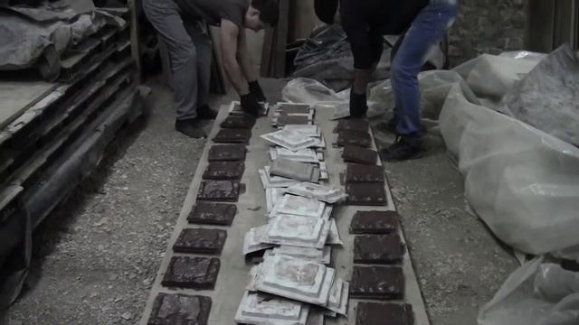 Расформовка фасадных панелей (плитки). http://smolelitbeton.ru смотреть онлайн