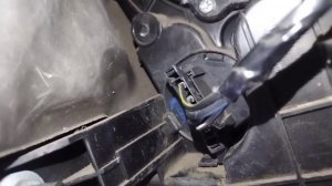 снятие и установка мотора печки на Митсубиси кольт 2005 года .разбирать панель не надо.