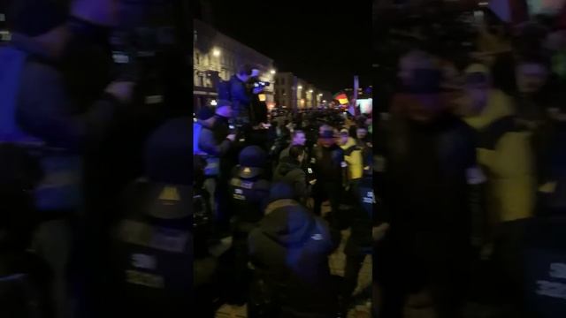 В Германии граждане выходят на антиамериканский митинг смотреть онлайн