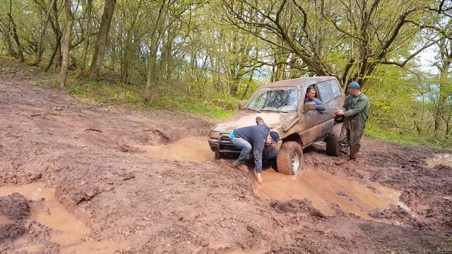 Niva vs Nissan terrano 2 крутое рубилово на танковом полигоне Off-road Mammutparck смотреть онлайн