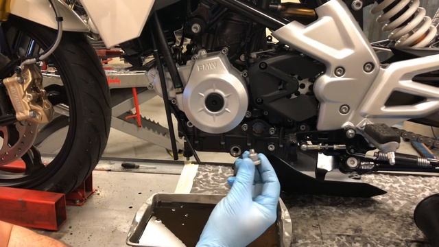 How to change the oil BMW g310 смотреть онлайн