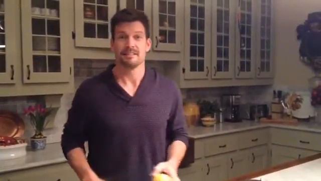 "Devious Maids" star Mark Deklin shows us around the Atlanta set! смотреть онлайн
