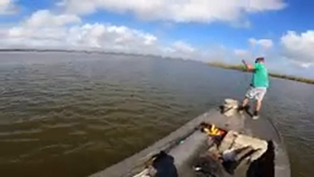 Using a CHICKEN to Catch Jumbo Louisiana Blue CRABS | CATCH and COOK смотреть онлайн