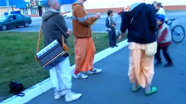 ХАРЕ КРИШНА, ХАРЕ РАМА... Хойники, автовокзал. смотреть онлайн