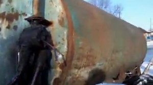 Процесс откачки септика тракторной бочкой с вакумником.