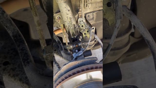2007-2011 TOYOTA CAMRY HOW TO TAKE OFF FRONT SHOCKS смотреть онлайн