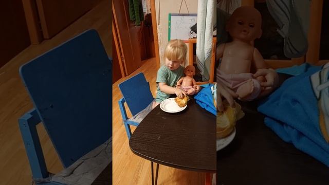 и ребенка кормить надо и мультики посмотреть хочется)) смотреть онлайн