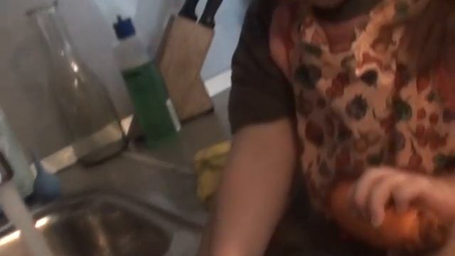 Катя с Ксюшей варят суп