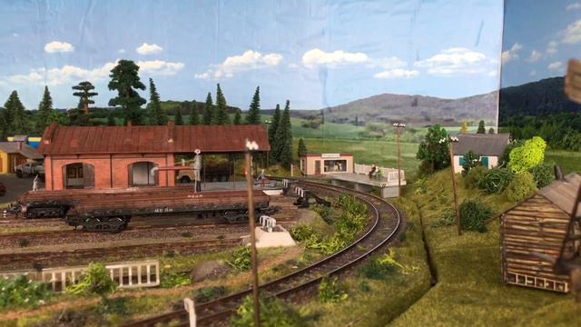 TEM2-U diesel locomotive & container wagons 1/87 H0 - Ум Бум Тэм2-у тепловоз с контейнерным поездом смотреть онлайн