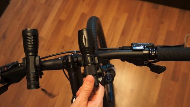 Поворотный держатель для велосипедного фонарика смотреть онлайн