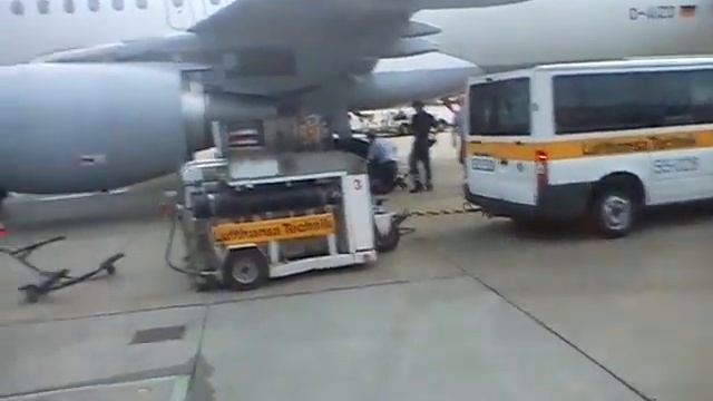 Франкфурт. Нам меняют колесо