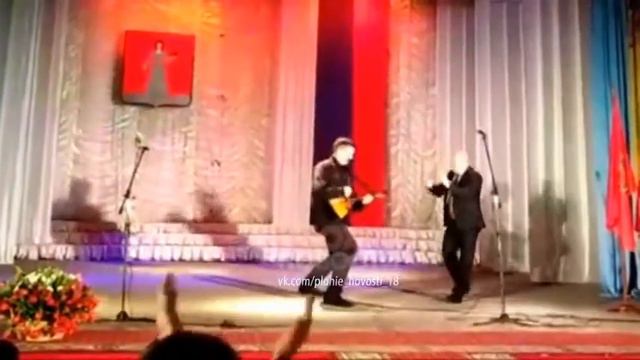 Веселой присядкой под балалайку отметил свое избрание новый глава Манского района Красноярского кра смотреть онлайн