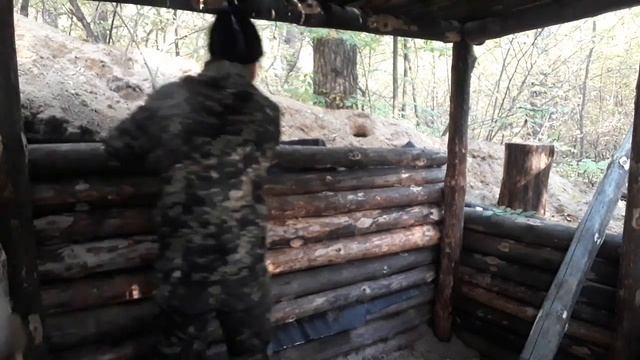 ЗЕМЛЯНКА В ЛЕСУ|НАКРЫЛ КРЫШУ смотреть онлайн