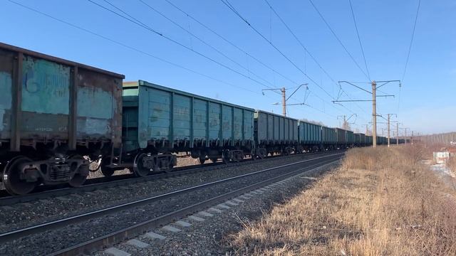 Электровоз ВЛ80Т-2011 с грузовым поездом смотреть онлайн
