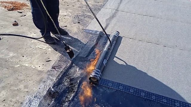 Устройство второго (верхнего слоя) мягкой кровли на крыши гаража смотреть онлайн