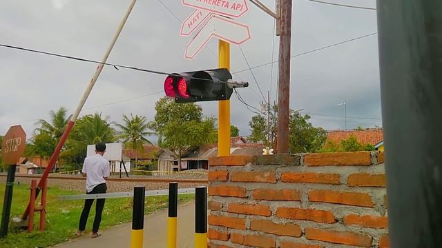 Palang Kereta Api Baru Perlintasan KA Jalan Palem Pekisen Selang Kebumen смотреть онлайн