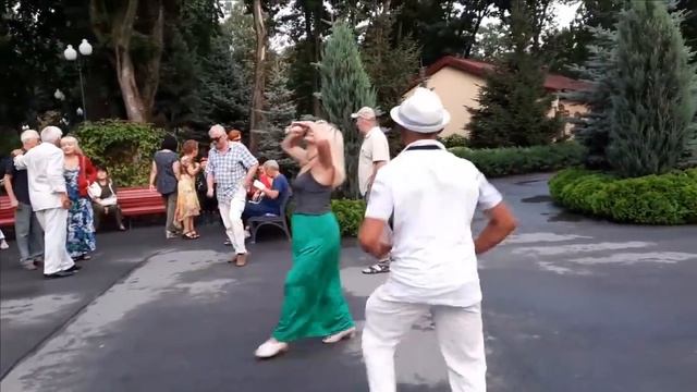 А ТЫ СЛАДКАЯ МОЯ!!!!СЧАСТЛИВЫЕ МОМЕНТЫ,ПАРК ГОРЬКОГО,ХАРЬКОВ!!! смотреть онлайн