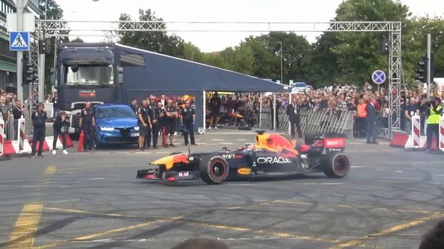 Oracle Red Bull Racing F1 Car RB7 Showrun Pure Engine Sound Vilnius City Street 2022 смотреть онлайн