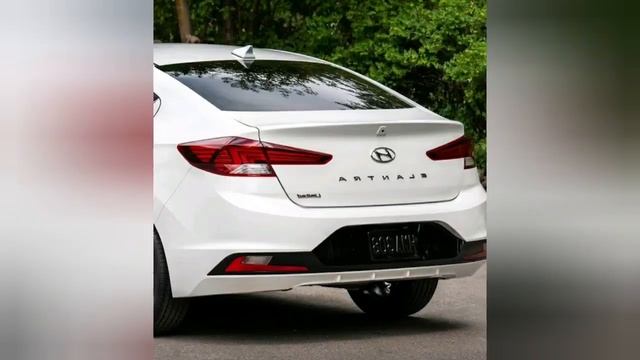 Сравнение Hyundai Elantra и Infiniti (задняя часть)