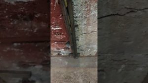 один из способов запора на гаражные ворота